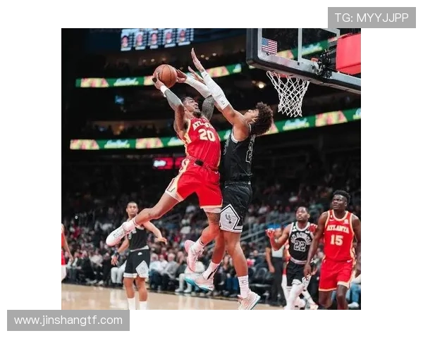 艾顿抢后场篮板意外脱手无人干扰球却直接出界令人哭笑不得